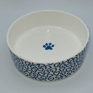 Fringe STUDIO dog or cat pet bowl.  Blue hearts.  5" in Dia. and 2" high.  Cute.